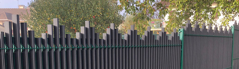 Réalisation clôture en grillage souple avec anti-soulèvement et
